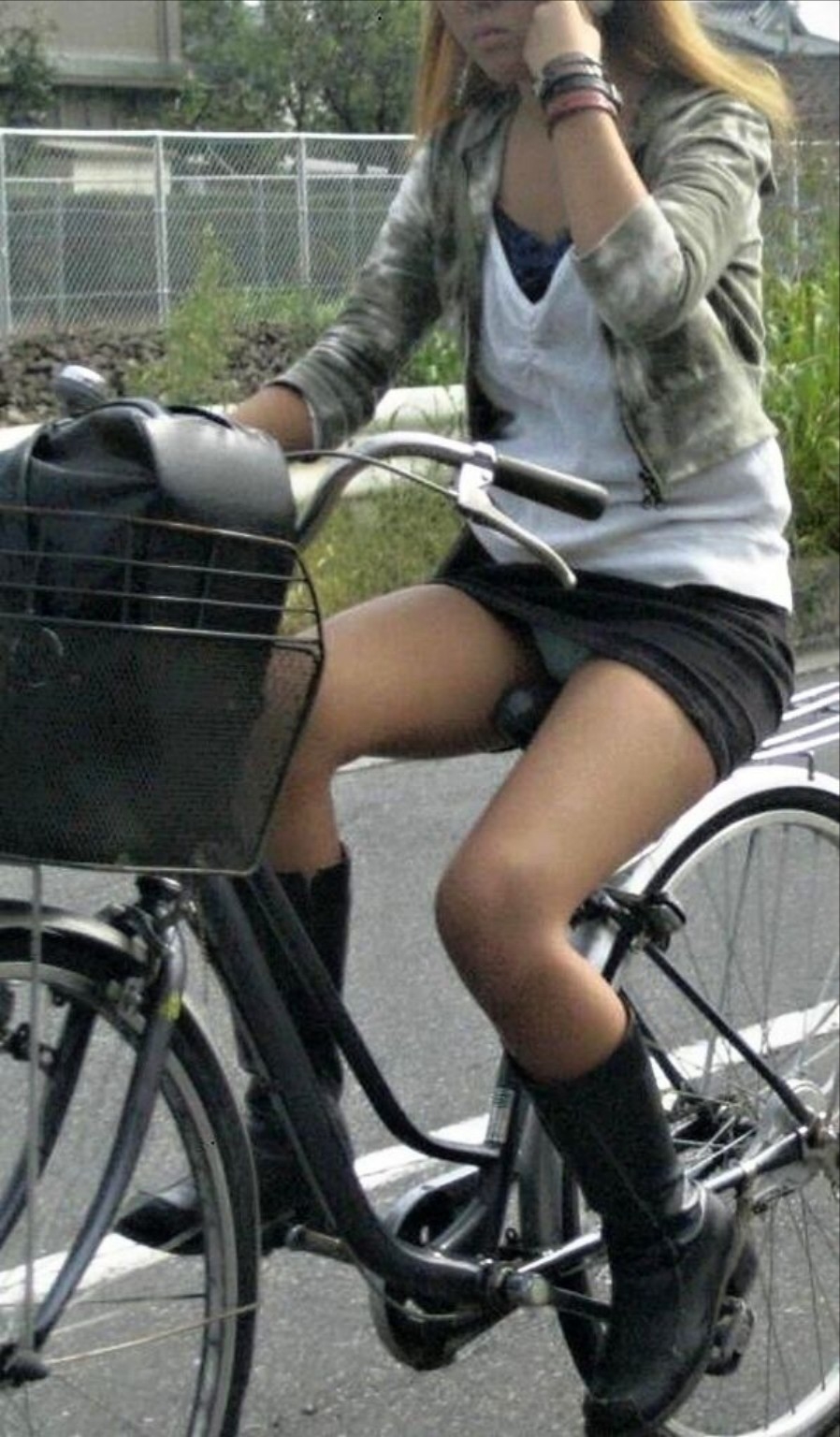 【自転車パンチラ】ミニスカで自転車乗ってる痴女達を隠し撮りｗｗｗ030