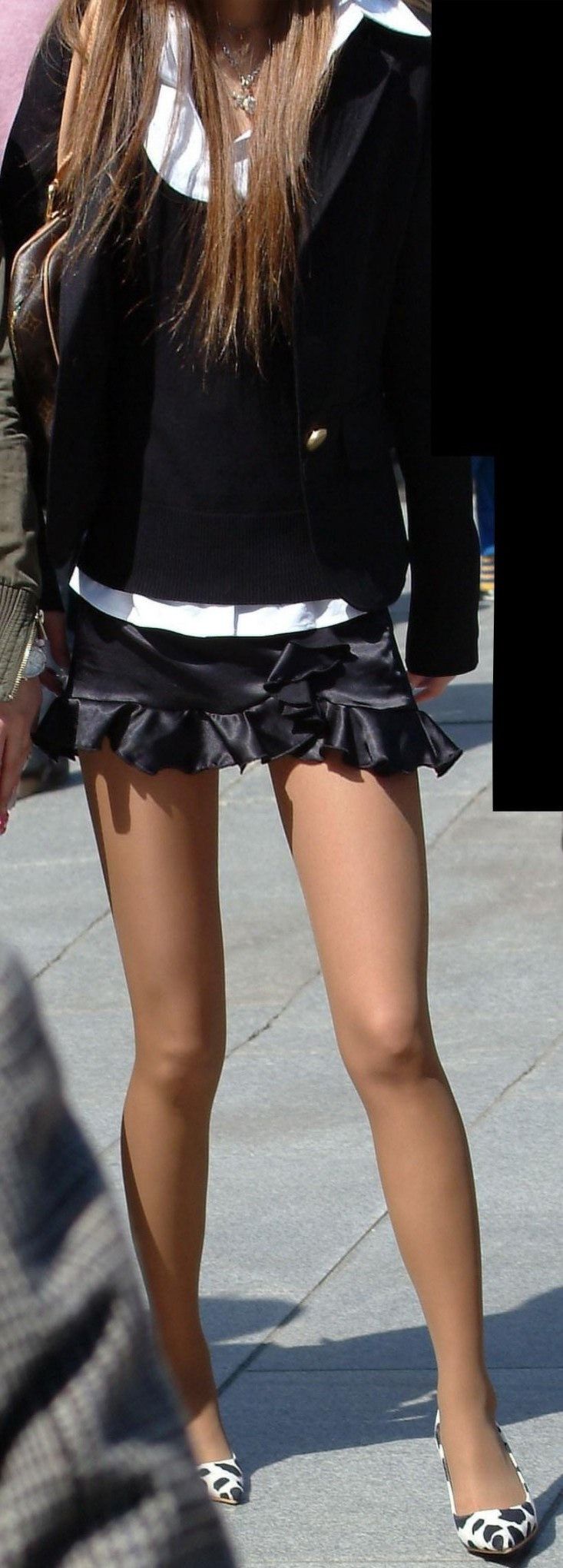 フリフリの可愛いスカートのパンチラが抜ける盗撮エロ画像50枚011枚目