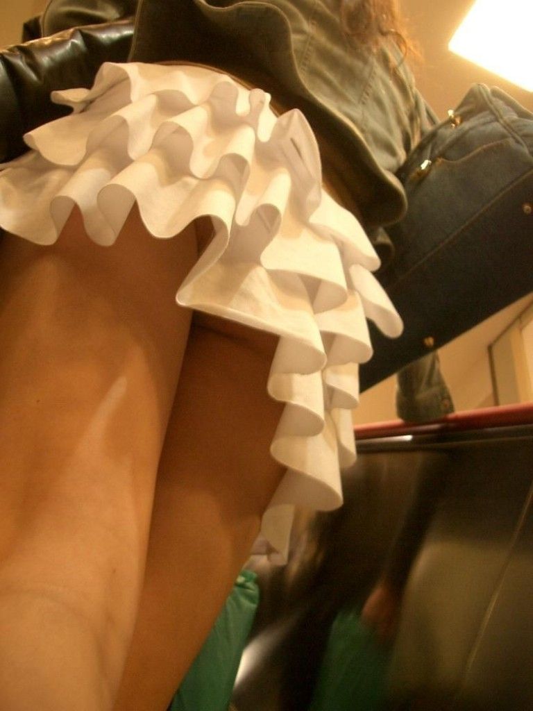 フリフリの可愛いスカートのパンチラが抜ける盗撮エロ画像50枚032枚目