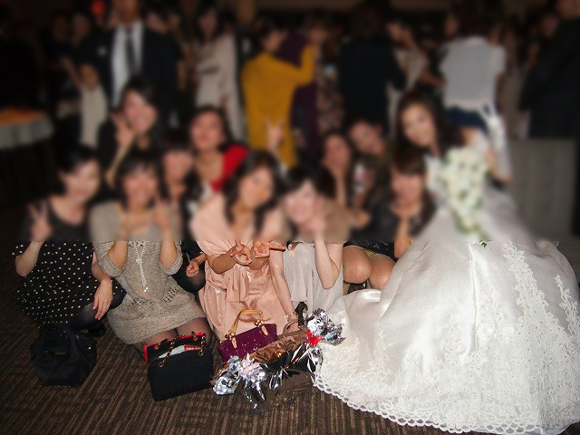 結婚式 パンチラ!参加している友だちとかのパンツが抜けちゃいます♡逆さ撮りもあるぜ!!002