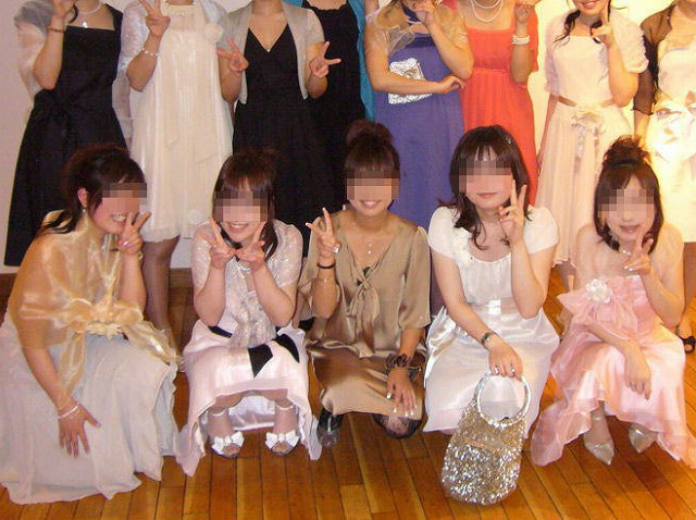 結婚式 パンチラ!参加している友だちとかのパンツが抜けちゃいます♡逆さ撮りもあるぜ!!017