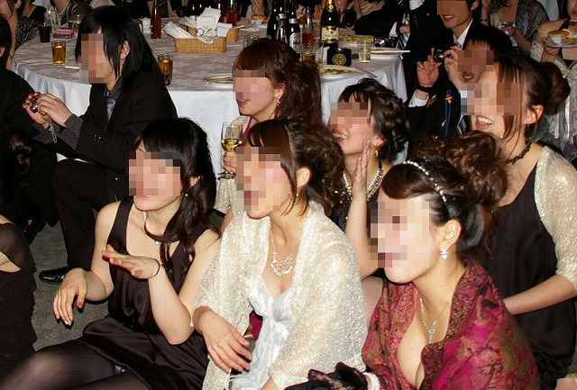 結婚式 パンチラ!参加している友だちとかのパンツが抜けちゃいます♡逆さ撮りもあるぜ!!019