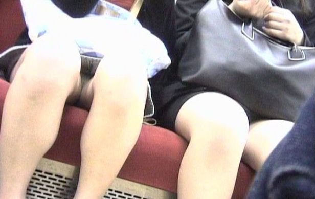 【電車 パンチラ画像】電車で寝ている水商売の姉ちゃんのパンツをガン見！！！010