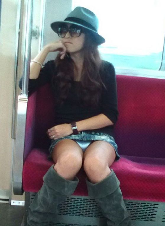 【電車 パンチラ画像】電車で寝ている水商売の姉ちゃんのパンツをガン見！！！014