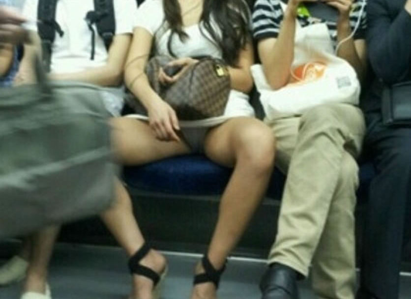 電車内でパンツを晒すエッチな女の子の下着流出エロ動画像34枚001