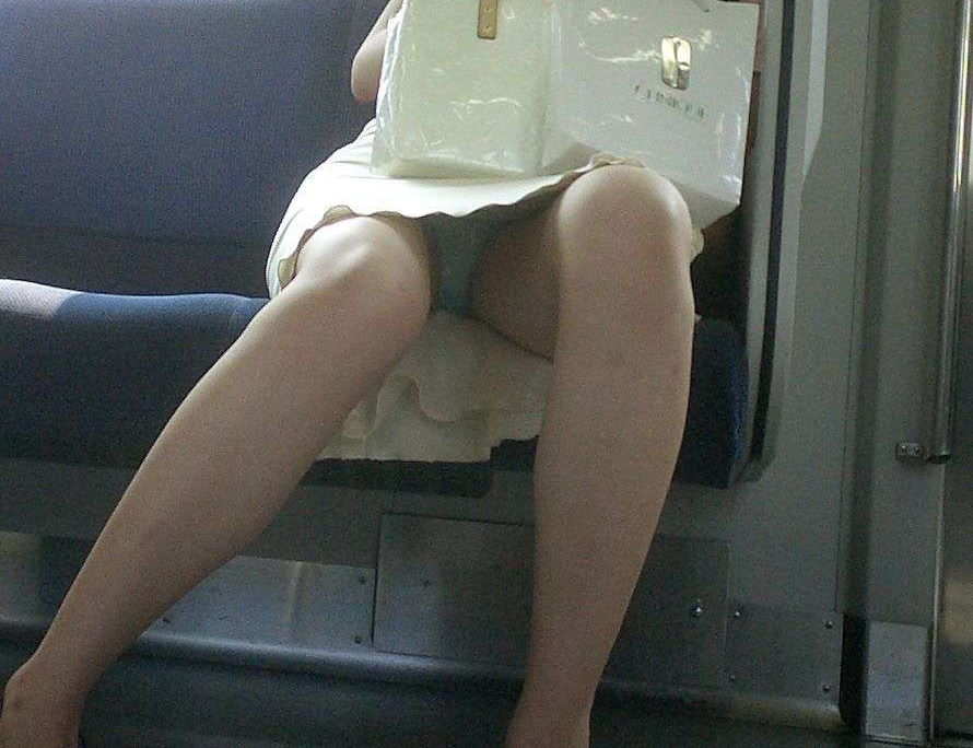 電車内でパンツを晒すエッチな女の子の下着流出エロ動画像34枚004