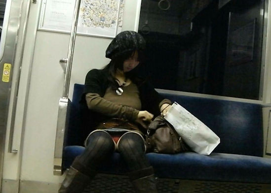 電車内でパンツを晒すエッチな女の子の下着流出エロ動画像34枚017
