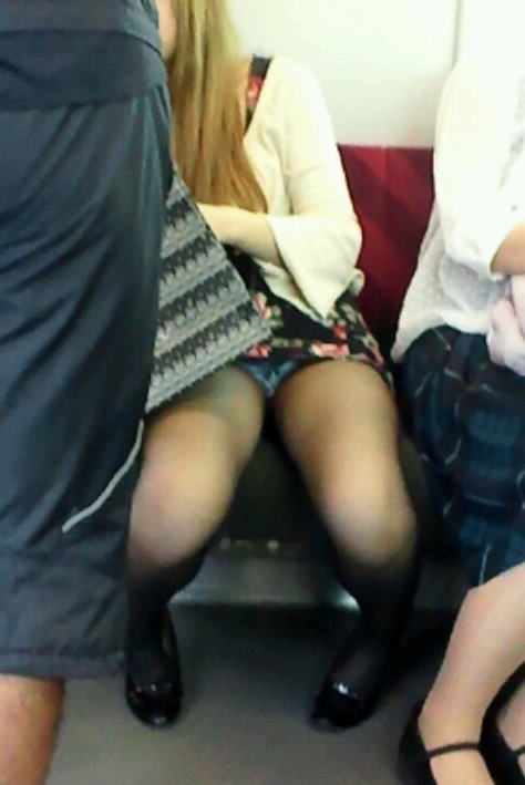 電車内でパンツを晒すエッチな女の子の下着流出エロ動画像34枚020