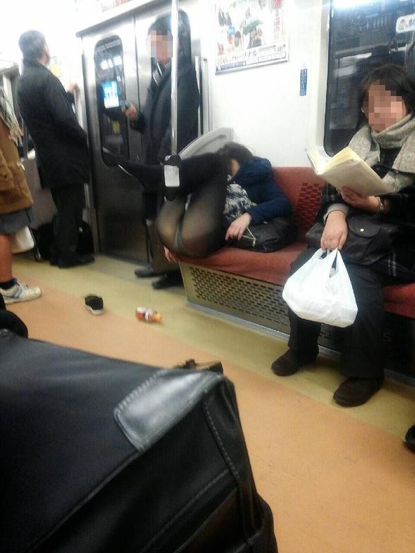 【電車 パンチラ画像】股開いて熟睡している素人娘たちｗｗｗ001