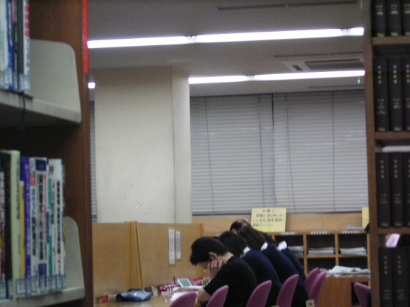 【速報】図書室で慶應女子の対面パンチラが盗撮される・・・ 23枚005