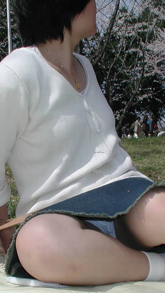 【ぱんちら 盗撮画像】スカートの長い短い関係なく座ればパンチラするのは当たり前ｗｗｗ024