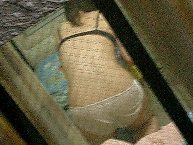 窓から見える女性のパンツ履いた無防備盗撮エロ画像015枚目