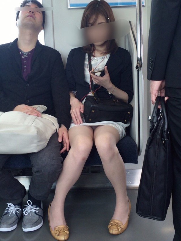 【電車 パンチラ画像】電車は満員だが女性の股間はガラ空き状態でパンチラモロ見えｗｗｗ010