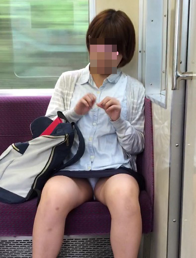 【電車 パンチラ画像】電車は満員だが女性の股間はガラ空き状態でパンチラモロ見えｗｗｗ014