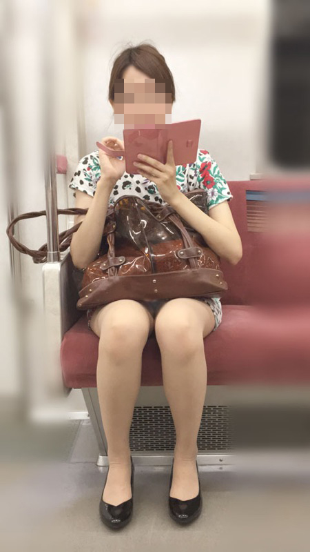 【電車 パンチラ画像】電車は満員だが女性の股間はガラ空き状態でパンチラモロ見えｗｗｗ016