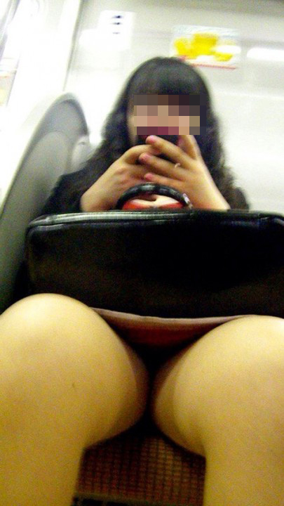 【電車 パンチラ画像】電車は満員だが女性の股間はガラ空き状態でパンチラモロ見えｗｗｗ017