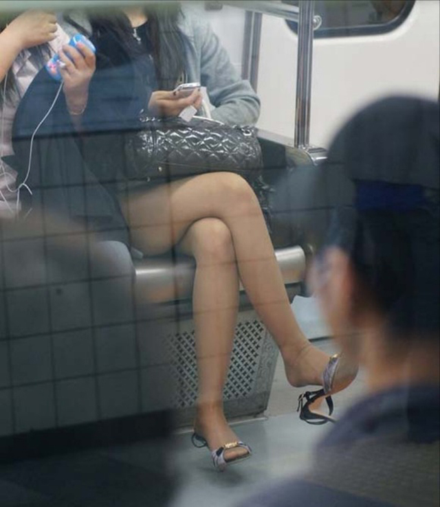 【盗撮 エロ画像】電車で足組みしている彼女にドキドキしちゃうｗｗｗｗ001