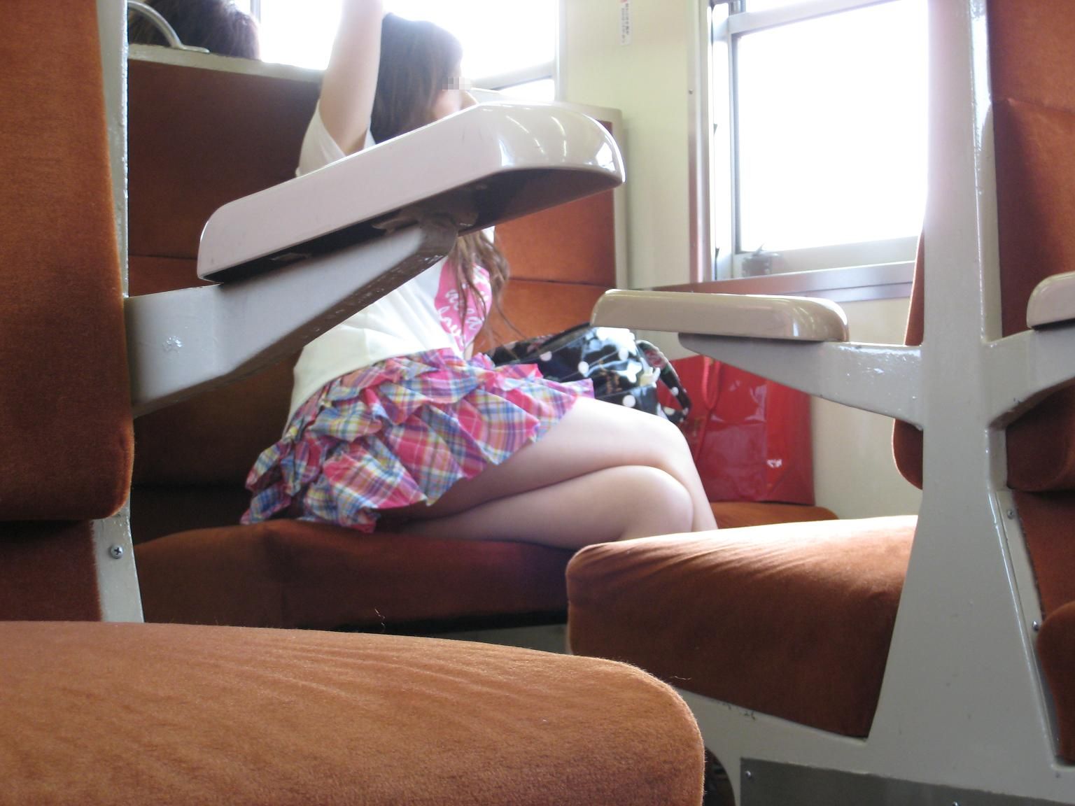 【盗撮 エロ画像】電車で足組みしている彼女にドキドキしちゃうｗｗｗｗ002