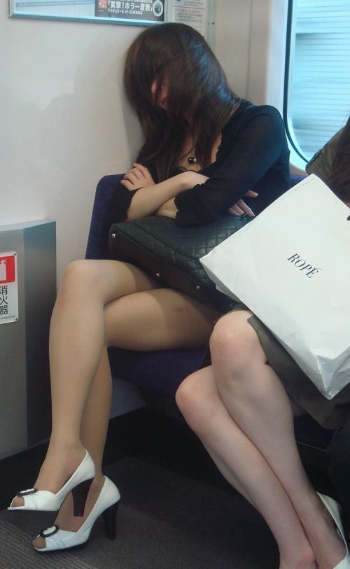 【盗撮 エロ画像】電車で足組みしている彼女にドキドキしちゃうｗｗｗｗ016