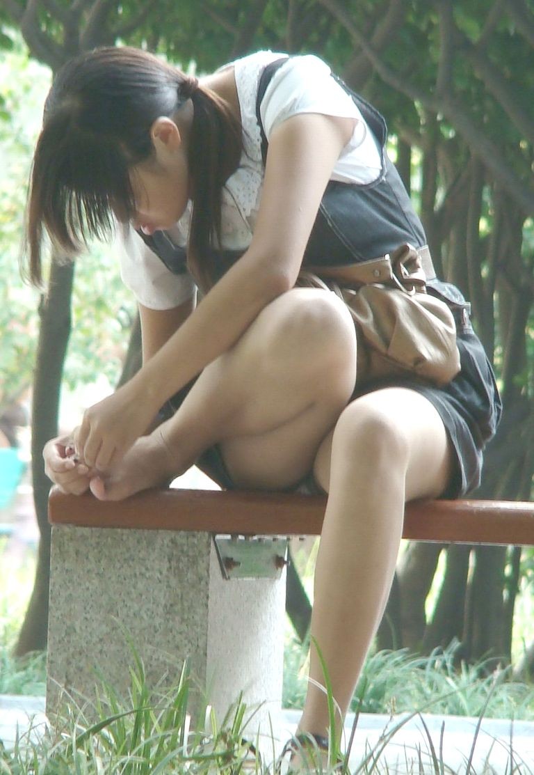 【パンチラ 盗撮画像】パンティが見えても平気で座っている鋼のような心を持つ女子たちｗｗｗ002