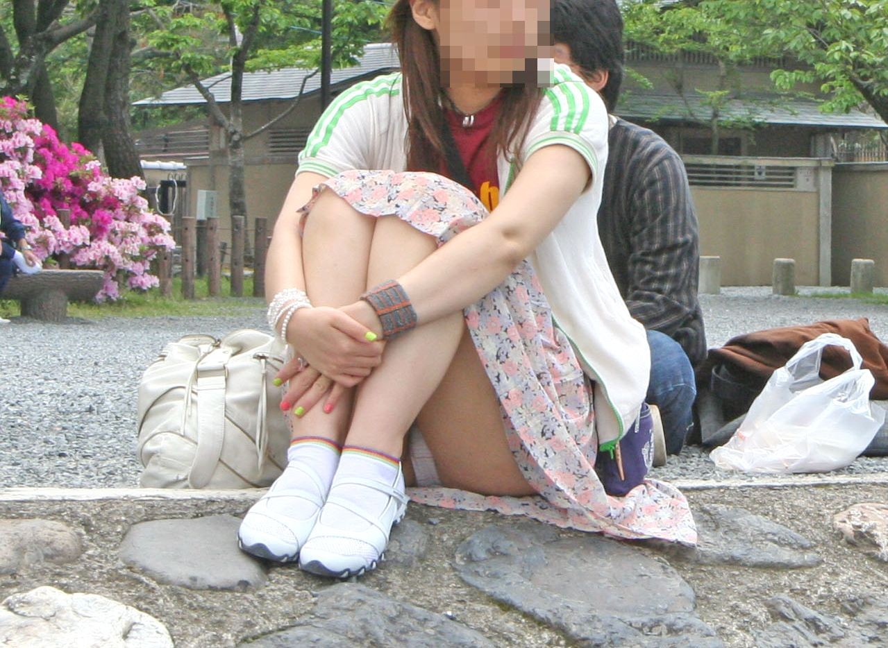 【パンチラ 盗撮画像】パンティが見えても平気で座っている鋼のような心を持つ女子たちｗｗｗ018