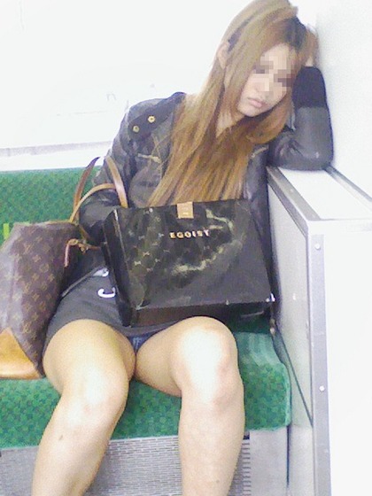 電車で爆睡！しかも、パンチラを晒すという恥ずかしい女性たちｗｗｗ008