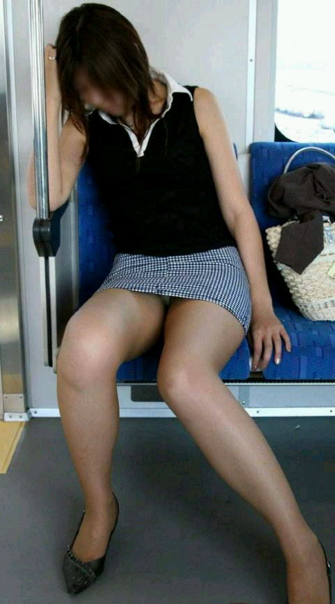 電車で爆睡！しかも、パンチラを晒すという恥ずかしい女性たちｗｗｗ016