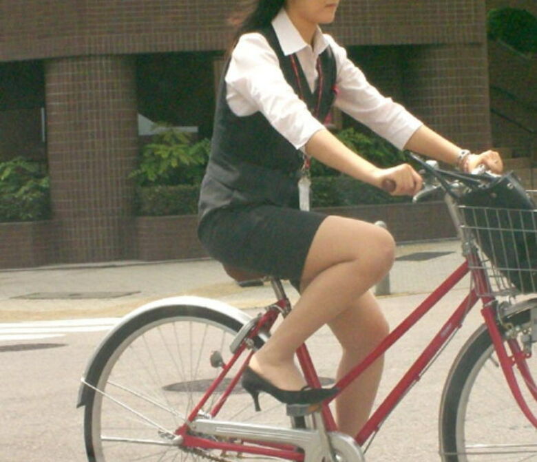 OL自転車 パンチラ015