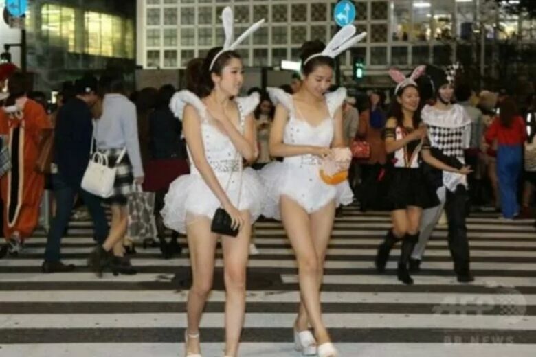渋谷パンチラハロウィンのパンツ動画像124枚！コスプレ女子のエッチな下着に太もも 生足がエロくて抜ける!!098枚目