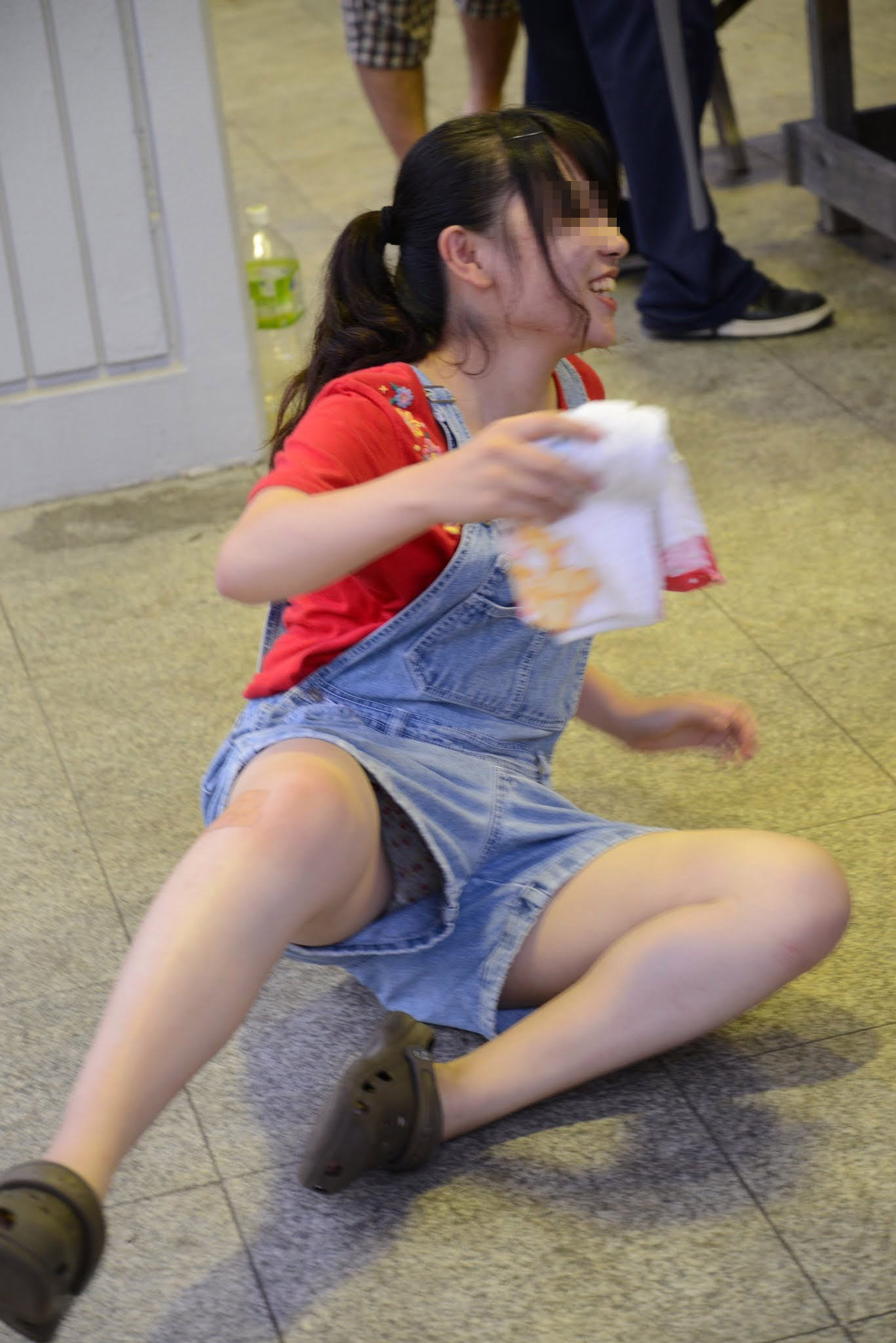 ショーパンの隙間からパンチラしてる子を盗撮したわ♪ (39枚)034