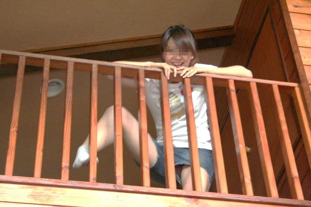 ショーパンの隙間からパンチラしてる子を盗撮したわ♪ (39枚)039