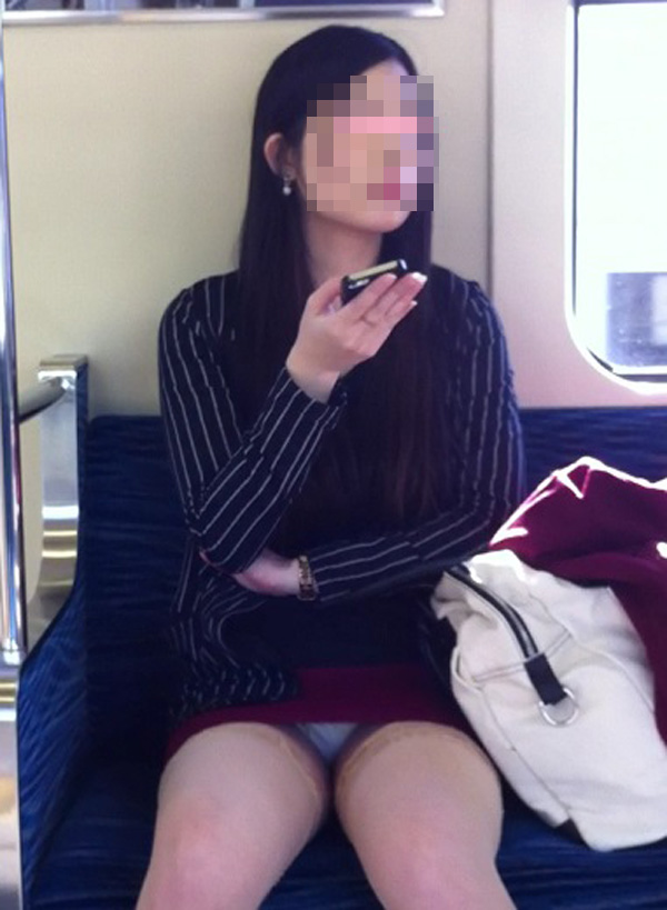 真っ昼間に電車内でパンチラ盗撮する猛者たちｗｗｗ (15枚)011