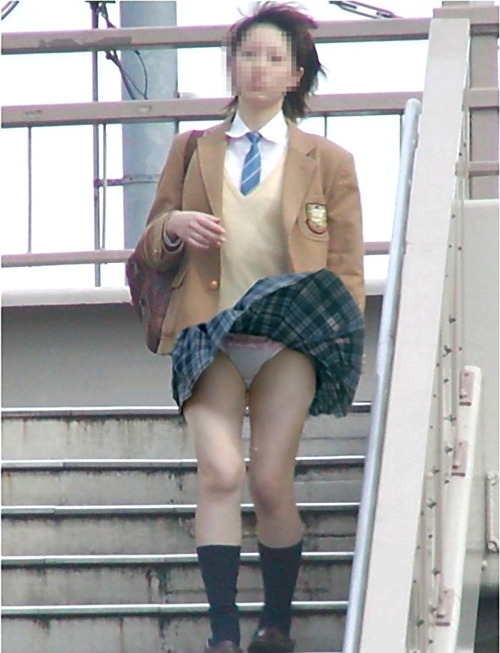 【風のイタズラ】登下校中素人JKのスカートをひるがえしンゴ！ (19枚)001