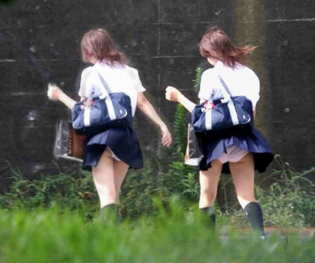 【風のイタズラ】登下校中素人JKのスカートをひるがえしンゴ！ (19枚)015
