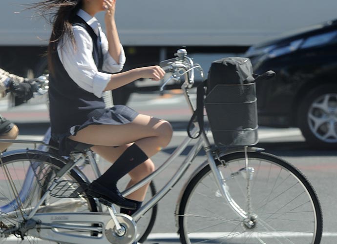 青春真っ盛りなもぎたて女子高生の自転車パンチラをアホ面で盗撮したったｗ (20枚)004