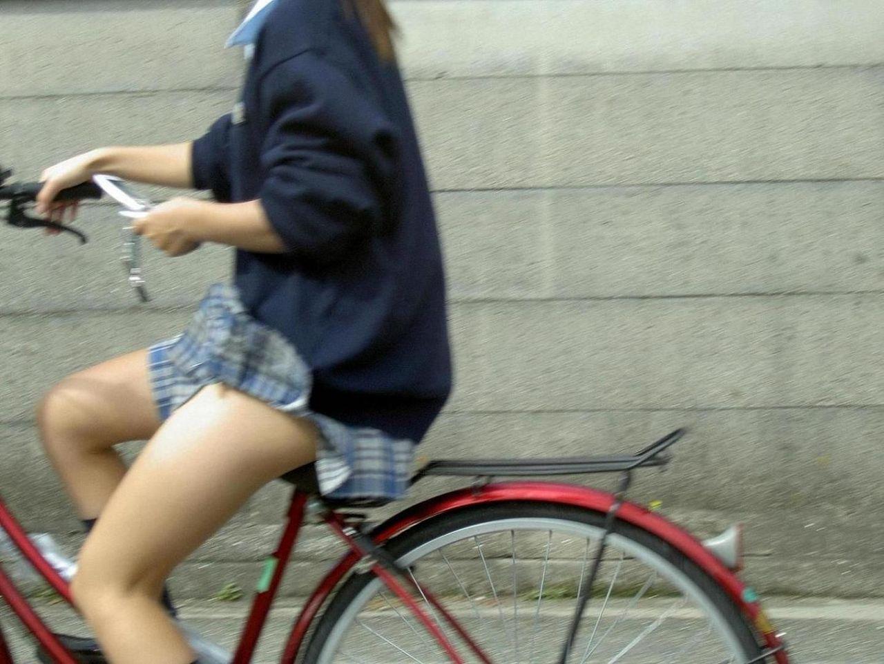 青春真っ盛りなもぎたて女子高生の自転車パンチラをアホ面で盗撮したったｗ (20枚)011