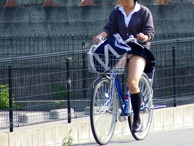 青春真っ盛りなもぎたて女子高生の自転車パンチラをアホ面で盗撮したったｗ (20枚)020