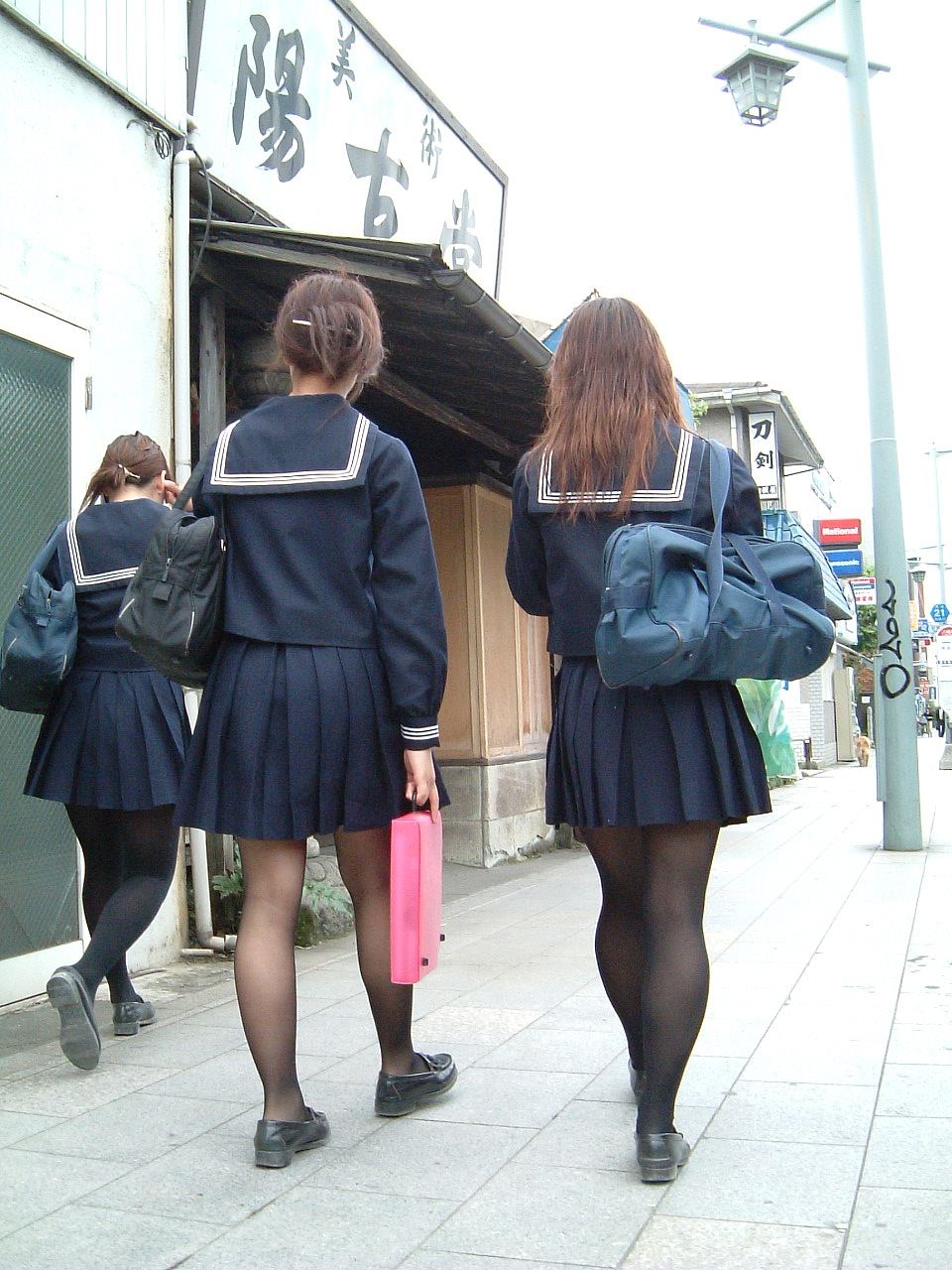 【冬服 パンチラ】黒タイツを履いた女子高生たちを華麗に盗撮 (画像36枚)016