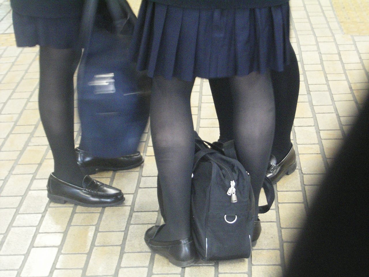 【冬服 パンチラ】黒タイツを履いた女子高生たちを華麗に盗撮 (画像36枚)021