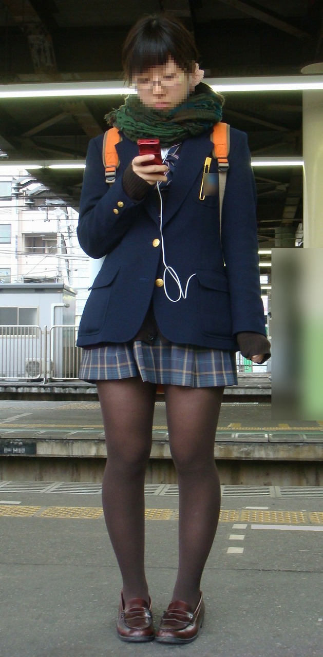 【冬服 パンチラ】黒タイツを履いた女子高生たちを華麗に盗撮 (画像36枚)028