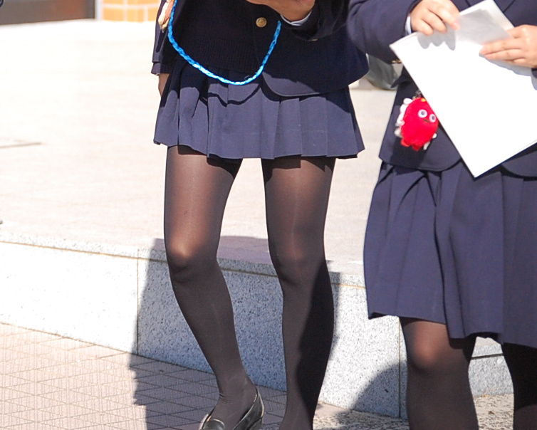 【冬服 パンチラ】黒タイツを履いた女子高生たちを華麗に盗撮 (画像36枚)031