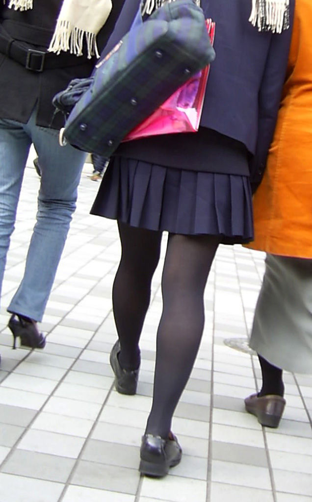 【冬服 パンチラ】黒タイツを履いた女子高生たちを華麗に盗撮 (画像36枚)033