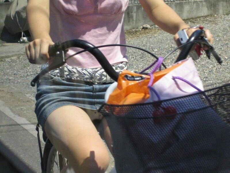 【自転車 パンチラ】サドルになって、マ○コちゃんとスリスリしてぇ… (画像42枚)007