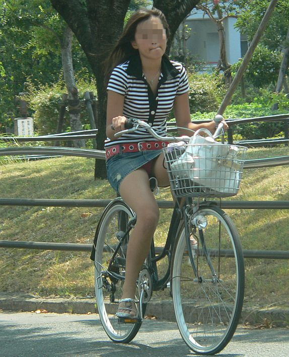 【自転車 パンチラ】サドルになって、マ○コちゃんとスリスリしてぇ… (画像42枚)041
