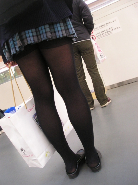 【冬服 パンチラ】黒タイツを履いた女子高生たちを華麗に盗撮part2002
