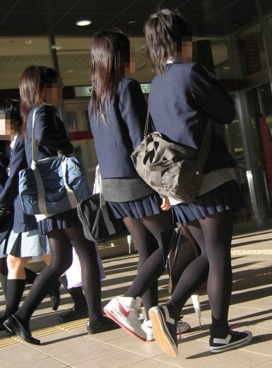 【冬服 パンチラ】黒タイツを履いた女子高生たちを華麗に盗撮part2005
