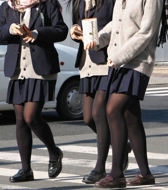 【冬服 パンチラ】黒タイツを履いた女子高生たちを華麗に盗撮part2008