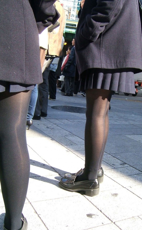 【冬服 パンチラ】黒タイツを履いた女子高生たちを華麗に盗撮part2010