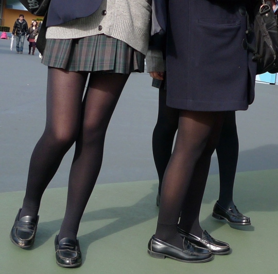 【冬服 パンチラ】黒タイツを履いた女子高生たちを華麗に盗撮part2012