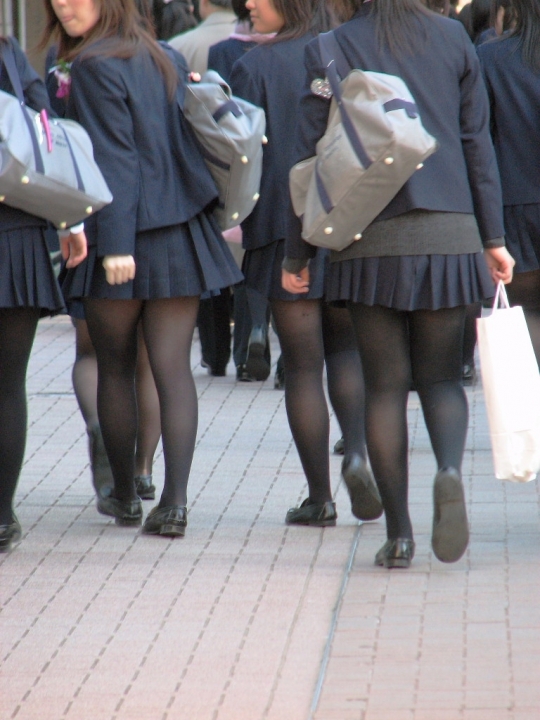 【冬服 パンチラ】黒タイツを履いた女子高生たちを華麗に盗撮part2013